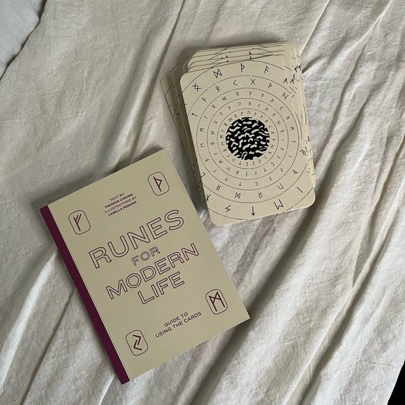 Runes for Modern Life Oracle Cards - Picture 2 of 6